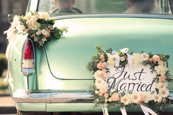 car with "just married" sign on the back